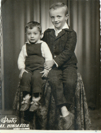 <p>Bild 1: Jag omkring 2010. Bild 2: Mamma och pappa. Bild 3: Jag och storebror Fotis. Bild 4: Jag 15 år</p>